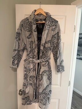 Plush Leopard-Pattern Shawl Collar Robe - Gray & Black